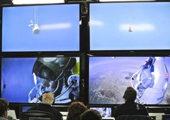 Reuters - El equipo técnico de Baumgartner sigue paso a paso este experimento.