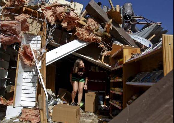 Reuters - Poderosas tormentas que generaron tornados azotaron el Oeste Medio de Estados Unidos. Por lo menos seis personas han muerto en Illinois, tres m&#225;s en Missouri.