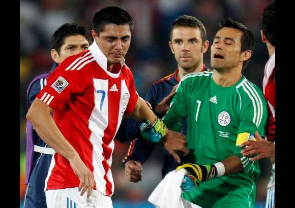 AP - La frustraci&#243;n y la impotencia dominaron a algunos jugadores de Paraguay, como en el caso de &#211;scar Cardozo, tras la derrota (1-0) de la selecci&#243;n Albirroja ante la de Espa&#241;a en los cuartos de final del Mundial.