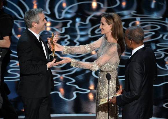 AFP - Angelina Jolie y Sidney Poitier entregan el premio de Mejor Director a Alfonso Cuar&#243;n por Gravity.