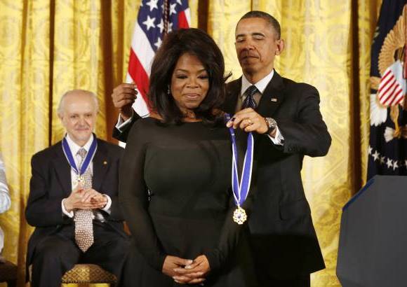 Reuters - Oprah Winfrey recibe la medalla presidencial de la liberta de manos del presidente de Estados Unidos.