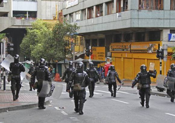 Esteban Vanegas - Pasadas las cuatro de la tarde de este martes se registraron nuevos disturbios por parte de un grupo de vendedores ambulantes.