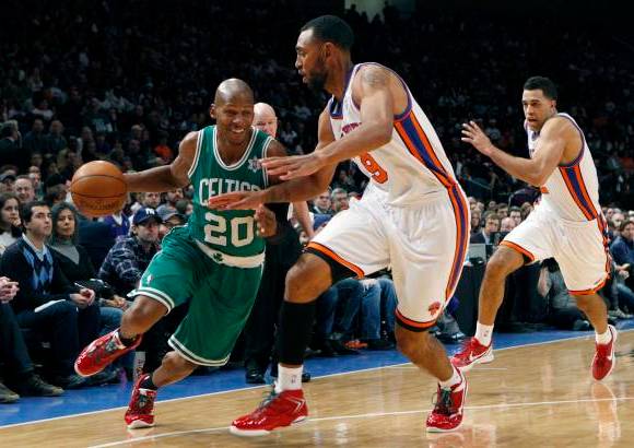 Reuters - El veterano escolta Ray Allen llegó también a los 20 puntos, mientras que Garnett consiguió 15 tantos y ocho rebotes para ser los cuatro jugadores de los Celtics que tuvieron dobles dígitos.