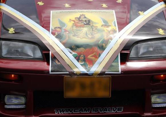 FOTO JAIME P&#201;REZ - Como cada 16 de julio, D&#237;a de la Virgen del Carmen, conductores desfilaron con su patrona por varios puntos de Medell&#237;n. Decenas de veh&#237;culos, como buses, carros y motos, circularon entre las terminales del Sur y del Norte de la ciudad.