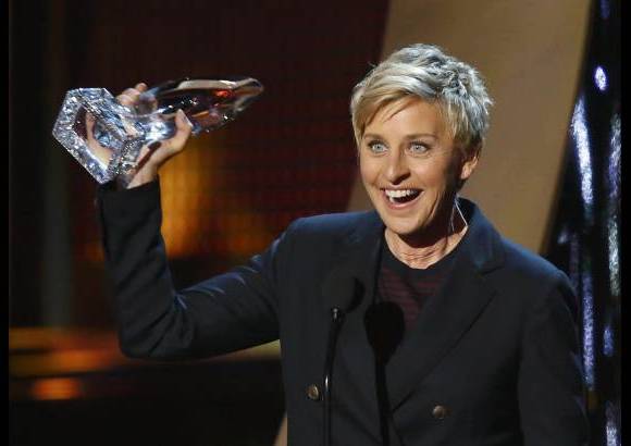 Reuters y AP - La presentadora de televisi&#243;n Ellen DeGeneres inscribi&#243; su nombre en lo m&#225;s alto de la historia de los People&#39;s Choice al conseguir el r&#233;cord como mujer m&#225;s galardonada con su premio n&#250;mero 14.
