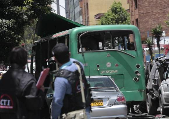 Foto Christian Castillo- Colprensa - Siete carros resultaron afectados por la onda explosiva, la misma que caus&#243; da&#241;os en las edificaciones del sector.