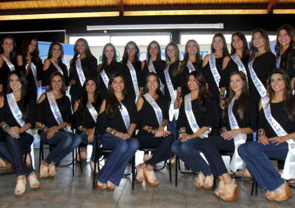 Colprensa - Las candidatas al Concurso Nacional de Belleza 2012 fueron vacunadas contra la influenza en la cl&#237;nica Reina Sof&#237;a en Bogot&#225;.