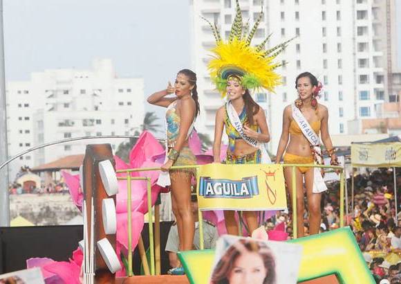 Foto Colprensa - Cartagena se convirti&#243; en un gran carnaval, con el tradicional desfile de carrozas, que dio inicio a las fiestas populares y a las actividades centrales del Concurso Nacional de Belleza. Las 25 candidatas estuvieron radiantes.