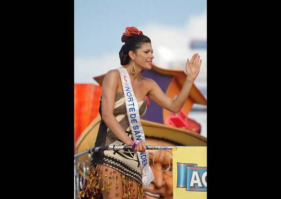 Foto Colprensa - Cartagena se convirti&#243; en un gran carnaval, con el tradicional desfile de carrozas, que dio inicio a las fiestas populares y a las actividades centrales del Concurso Nacional de Belleza. Las 25 candidatas estuvieron radiantes.