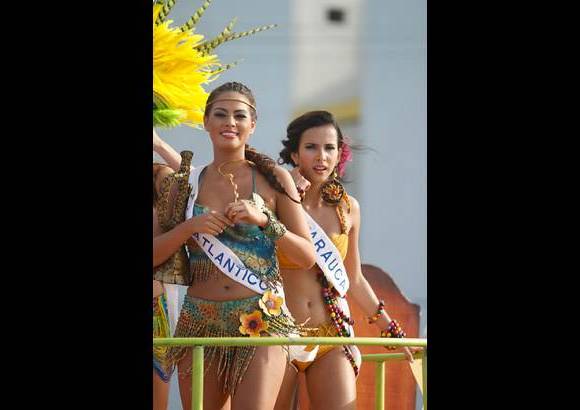 Foto Colprensa - Cartagena se convirti&#243; en un gran carnaval, con el tradicional desfile de carrozas, que dio inicio a las fiestas populares y a las actividades centrales del Concurso Nacional de Belleza. Las 25 candidatas estuvieron radiantes.