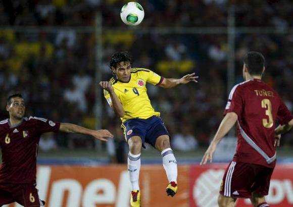 REUTERS - Colombia, que ven&#237;a de derrotar 5-0 a Bolivia, qued&#243; con 19 puntos, superado por Ecuador que gole&#243; a Paraguay en Quito.