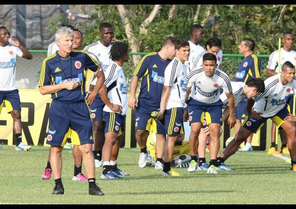 Juan A. S&#225;nchez - Jos&#233; P&#233;kerman dividi&#243; el grupo en dos: unos con bal&#243;n, otros en acondicionamiento f&#237;sico.