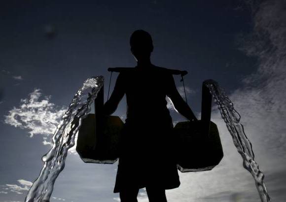 Reuters - Un granjero vierte agua que se obtiene de un pozo en Taguig City, Manila, Filipinas.