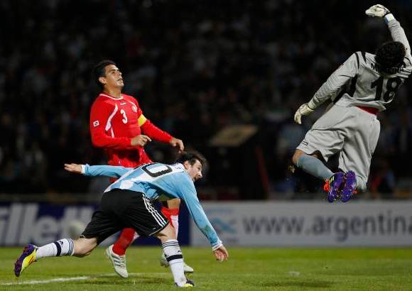 AP - Argentina y Lionel Messi saldaron parte de la deuda que ten&#237;an con la afici&#243;n al golear 3-0 a Costa Rica.