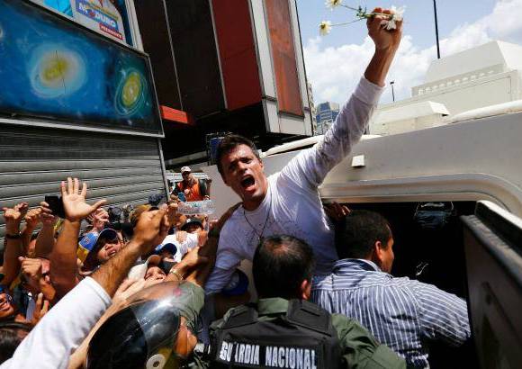 Reuters - &quot;Si mi encarcelamiento vale para el despertar de un pueblo, para que Venezuela despierte definitivamente y podamos construir ese cambio en paz y democracia (...) entonces vale este encarcelamiento infame&quot;, dijo L&#243;pez antes de entrar en la tanqueta.
