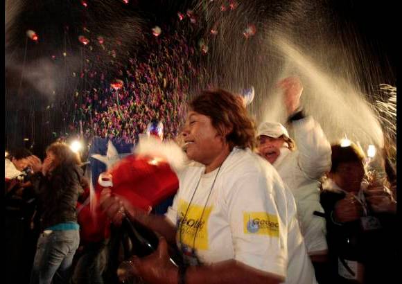 REUTERS - Cuando finalizó el operativo de rescate la celebración se tomó al Esperanza.