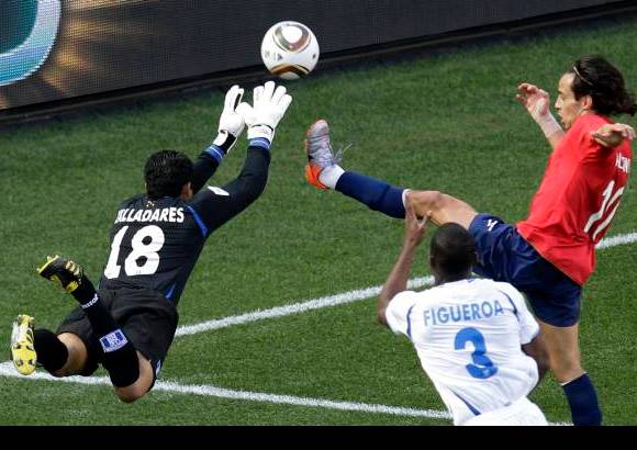 AP - El conjunto suramericano sufrió la ausencia del lesionado delantero Humberto Suazo, pero Bielsa puso en la cancha a los habilidosos Jorge Valdivia y Matías Fernández junto a Rodrigo Millar para que actuaran en ofensiva.