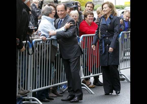 Reuters - El candidato socialista François Hollande votó temprano el domingo en Tulle, una ciudad en el centro de Francia, donde es jefe del Gobierno local para la región rural circundante de Correze.