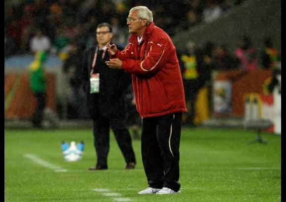 AP - Los técnicos. Marcelo Lippi de Italia con chaqueta roja, y en el fondo Gerardo Martino de Uruguay.