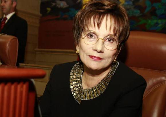 - Ana Mercedes Gómez, antioqueña exdirectora del periódico El Colombiano de Medellín desde 1991 hasta 2012 y fiel a las ideas del expresidente Álvaro Uribe Vélez. Hija de Fernando Gómez Martínez quien también fue director de El Colombiano y hermana de Juan Gómez Martínez, quien ha sido alcalde de Medellín, ministro de Transporte, gobernador de Antioquia y embajador ante el Vaticano. Ana Mercedes es licenciada en Educación y también en Periodismo de la UPB.