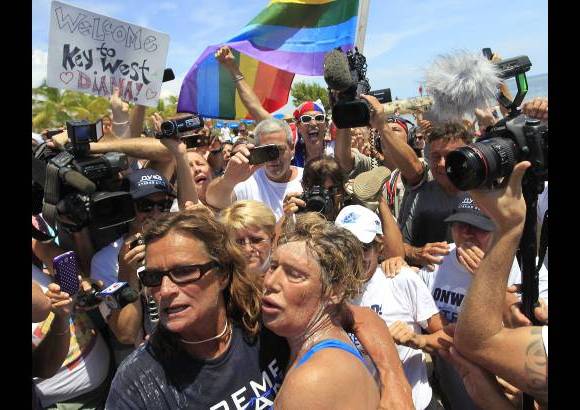 Reuters - La nadadora Diana Nyad, de 64 a&#241;os, a su llegada a Florida luego de nadar desde Cuba sin protecci&#243;n antitiburones.