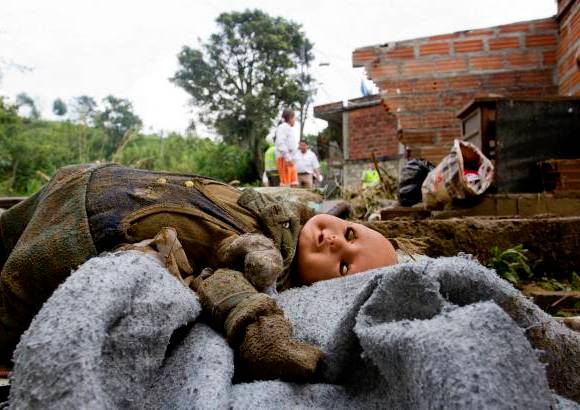 Esteban Vanegas - Luego de un fuerte aguacero que cayó sobre la zona, a la 1:30 a.m., la quebrada La Guayabala arrasó con dos viviendas que estaban ubicadas a un costado del afluente.