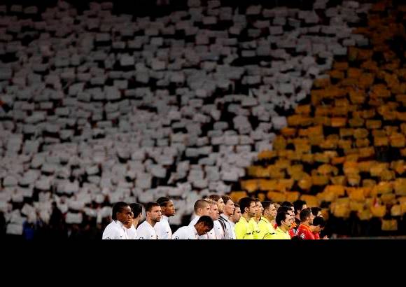 Reuters - Momentos previos al comienzo del partido, en el fondo los simpatizantes del Shakhtar Donetsk.