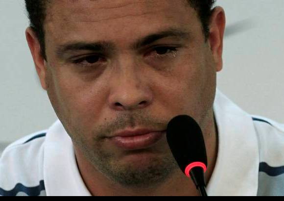 Reuters - Un grande de las canchas, un mago con la pecosa anunció su adiós. Entre lágrimas, pero con el dulce sabor de haber dejado un gran legado y de ser uno de los referentes del fútbol mundial, El Fenómeno, se va de las canchas, donde todo el mundo fue testigo de su idilio con la redes y de su gran juego.