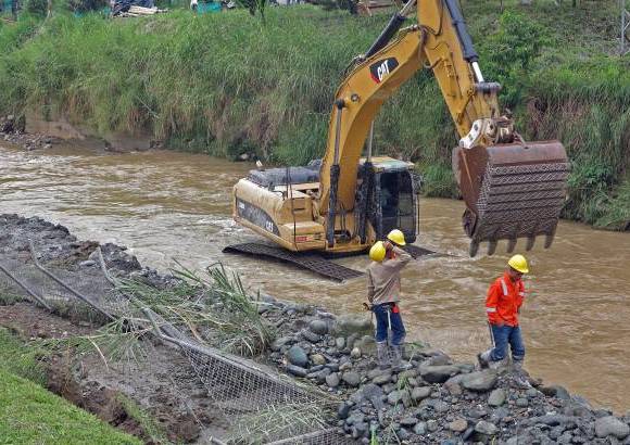 Fotos: Henry Agudelo - En estos momentos una retorexcavadora y varios ingenieros est&#225;n atendiendo el derrumbe, que se presenta al costado occidental del r&#237;o Medell&#237;n, entre las empresas El Colombiano y Homecenter.