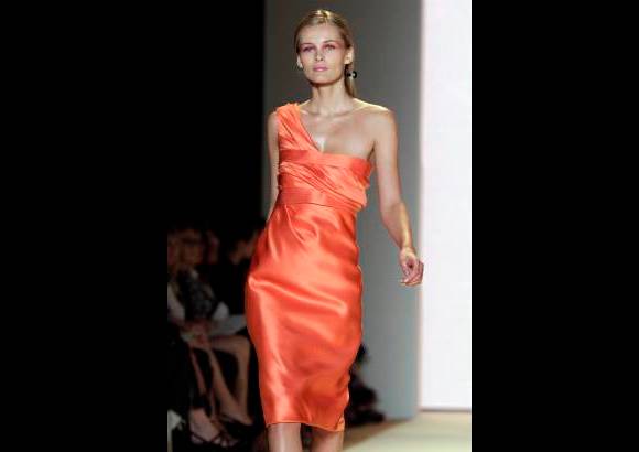 AP - El naranja es uno de los colores que hacen presencia en la colección de la reconocida modista.