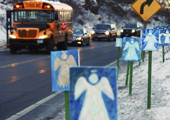 AP - Cientos de menores que escaparon el mes pasado a un terrible ataque en una escuela primaria en Newtown, Connecticut, han vuelto a sus aulas por primera vez desde que un hombre armado mató a 20 de sus compañeros y a seis miembros del plantel.