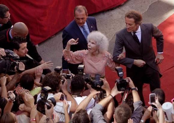 Reuters - La boda de Cayetana de Alba, de 85 a&#241;os, con Alfonso D&#237;ez Carabantes, de 60 a&#241;os, se celebr&#243; en el Palacio de las Due&#241;as, en el centro de la ciudad de Sevilla.