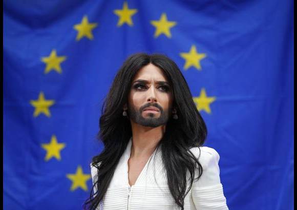 Reuters - Conchita Wurst, quien gan&#243; el festival de la canci&#243;n de Eurovisi&#243;n cant&#243; ante el Parlamento Europeo en Bruselas, B&#233;lgica.