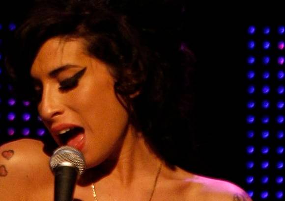 Reuters - Amy Winehouse ingresa a las leyendas de la m&#250;sica que murieron j&#243;venes y dejaron una rica producci&#243;n art&#237;stica.