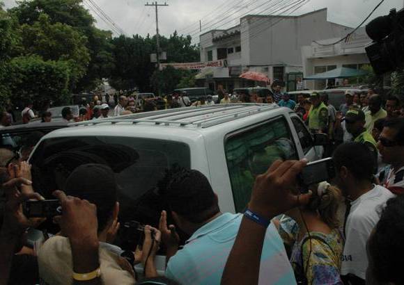 Colprensa - Entre aplausos, cantos y las fotos para el recuerdo salió la carroza fúnebre que llevaba los restos del Joe Arroyo.
