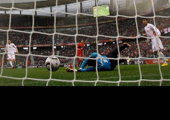 AP - El cuarto tanto de los europeos fue de Tiago en el minuto 60, quien repitió a los 89 con el séptimo gol para liquidar el compromiso.