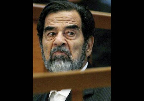 Archivo AP - El exdictador iraquí Sadam Husein murió ahorcado a los 69 años tras un juicio en Irak. Lo encontraron culpable por crímenes de lesa humanidad. Una invasión liderada por Estados Unidos lo expulsó del poder en 2003.
