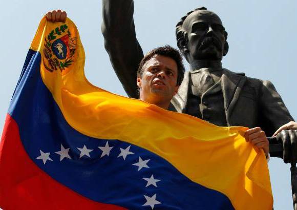 Reuters - Leopoldo L&#243;pez, una de las cabezas de la oposici&#243;n venezolana, se entreg&#243; este martes a las autoridades para enfrentar un proceso por su supuesta responsabilidad en los hechos violentos de la semana pasada.
