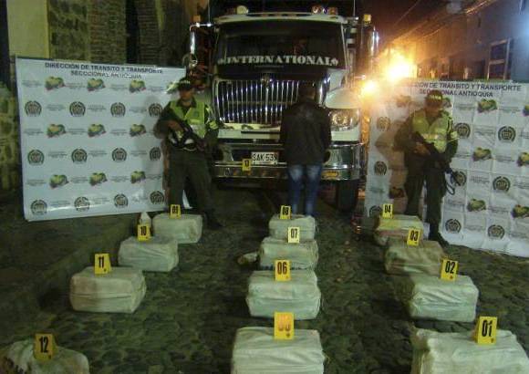 Cortes&#237;a: Polic&#237;a - En la v&#237;a Dabeiba- Medell&#237;n la Polic&#237;a de Antioquia logr&#243; la incautaci&#243;n de 228 kilos de coca&#237;na, los cuales eran transportaros en un cami&#243;n.