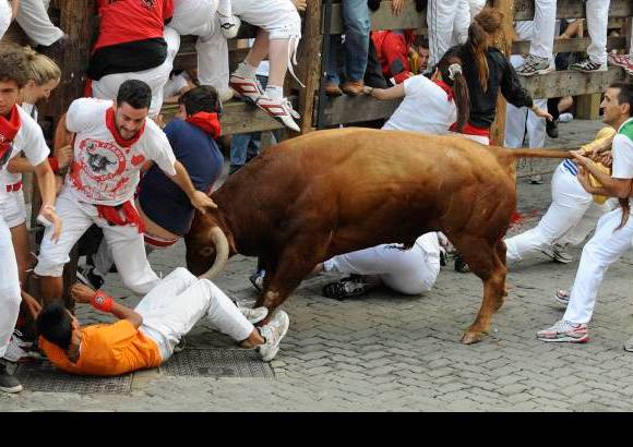 Reuters - A partir de este jueves, por las estrechas calles del casco histórico de la ciudad, cientos de "mozos" correrán delante de seis astados en un tramo de unos 800 metros.