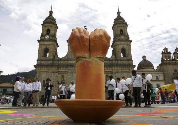Colprensa - Otra de las actividades realizadas en esta jornada fue el Bombardeo de flores llamado, No más jóvenes para la guerra.