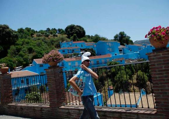 Reuters - Todas las casas de J&#250;zcar se pintaron con el color azul caracter&#237;stico de los Pitufos.
