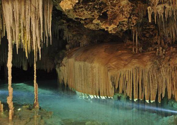 Cortes&#237;a - El sendero m&#225;gico incluye un chapuz&#243;n en una especie de cenote subterr&#225;neo y por supuesto en el famoso R&#237;o Secreto que consiste en un viaje sensorial &#250;nicamente en formaciones de carbonato de calcio, agua n&#237;tida y columnas milenarias.