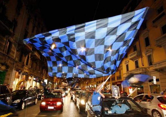 AP - La celebración de los hinchas interistas en las calles de Milán, Italia.