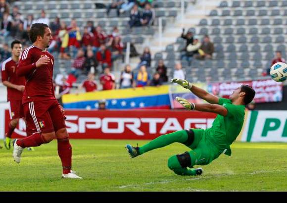 Reuters - El venezolano Giancarlo Maldonado estuvo cerca del gol en el partido ante Per&#250;.