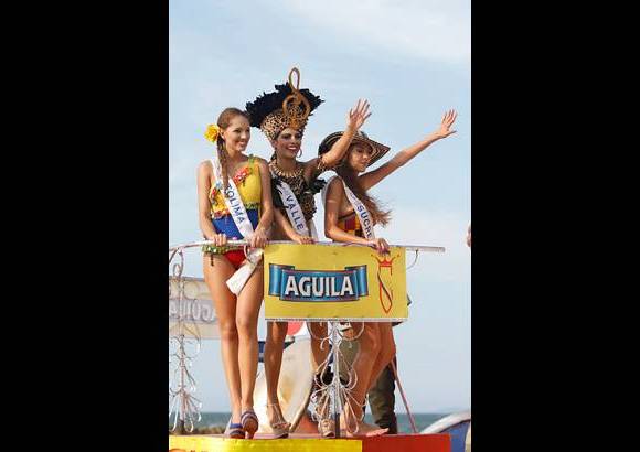 Foto Colprensa - Cartagena se convirti&#243; en un gran carnaval, con el tradicional desfile de carrozas, que dio inicio a las fiestas populares y a las actividades centrales del Concurso Nacional de Belleza. Las 25 candidatas estuvieron radiantes.