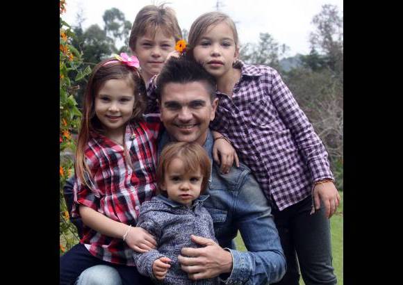 Julio César Herrera - Juanes está feliz con su familia. En la foto con sus hijos Luna (atrás a la derecha), Paloma, sobre su pierna y el pequeño Dante "que simboliza la presencia de mi padre", así como un sobrino (atras).