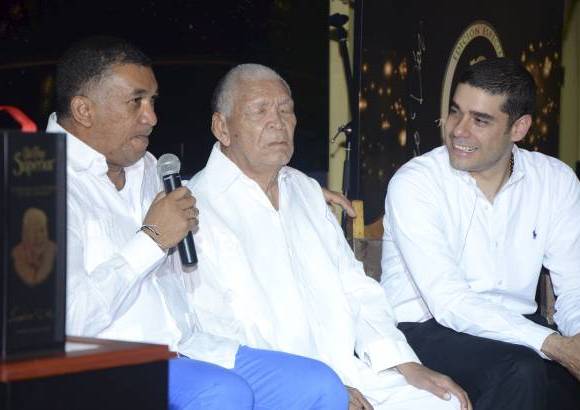 - El maestro fue el centro de atenci&#243;n durante el lanzamiento del Old Parr en su homenaje.