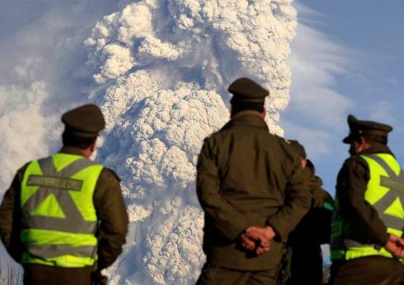 Reuters - El volc&#225;n sure&#241;o Cord&#243;n Caulle arroj&#243; todo el fin de semana gases, magma y piedras p&#243;mez.