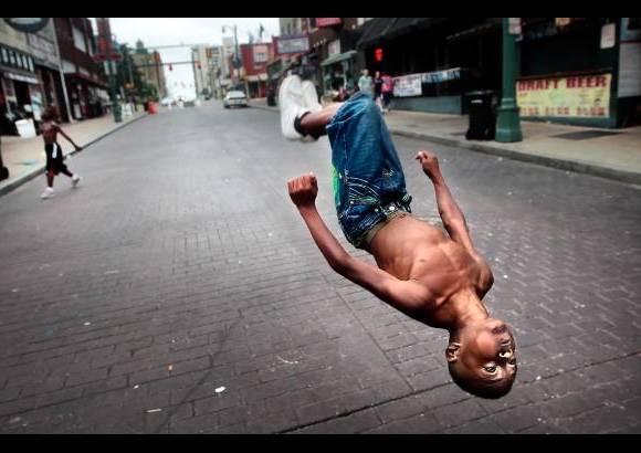 AP - Este joven hace acrobacias en Memphis, Tennessee para recoger donaciones de los turistas.